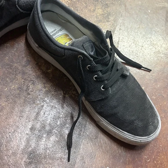 Nike SB Black Canvas Low-Top Sneakers - Picture 7 of 7